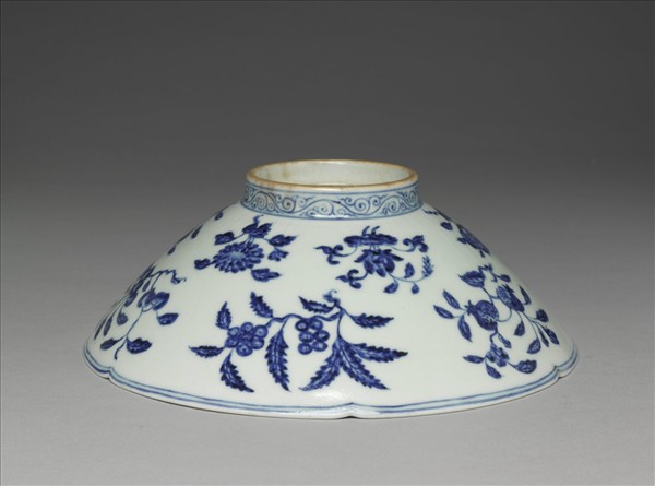 青花花果紋葵口碗