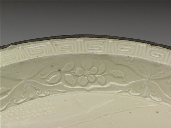 定窯 印花孔雀蕉石圖折沿盤