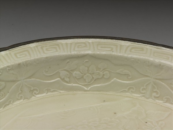 定窯 印花孔雀蕉石圖折沿盤