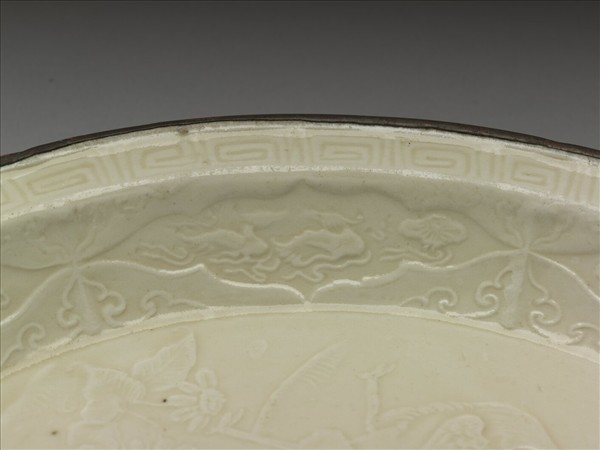 定窯 印花孔雀蕉石圖折沿盤