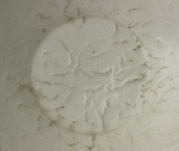 定窯 白瓷印花牡丹嬰戲紋花口碗