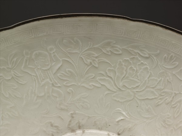 定窯 白瓷印花牡丹嬰戲紋花口碗