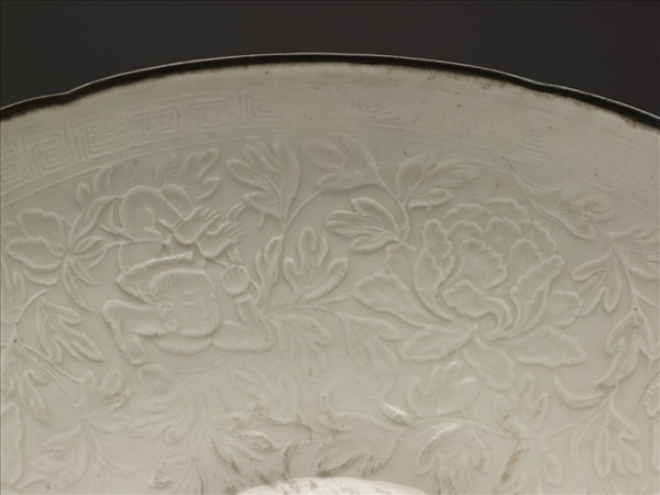 定窯 白瓷印花牡丹嬰戲紋花口碗