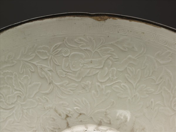 定窯 白瓷印花牡丹嬰戲紋花口碗