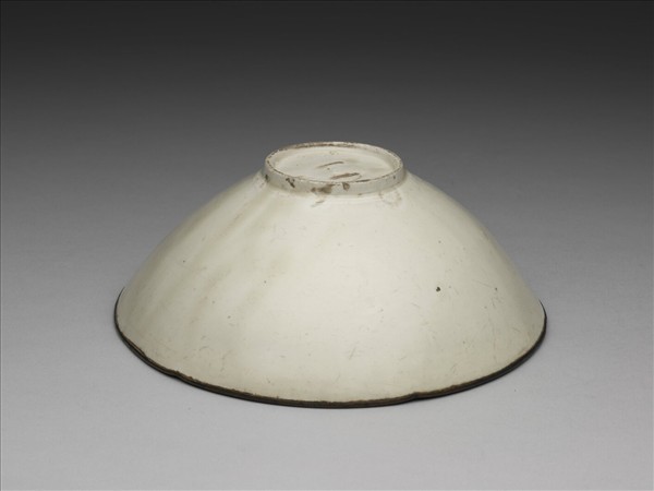 定窯 白瓷印花牡丹嬰戲紋花口碗