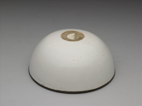 霍州窯 白瓷印花旋紋花卉缽