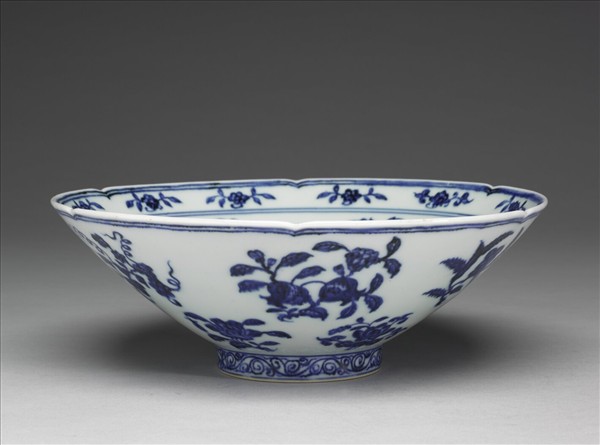 青花花果紋葵口碗