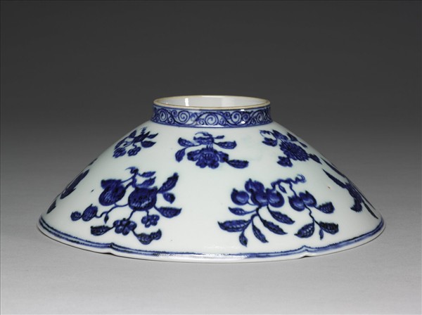 青花花果紋葵口碗