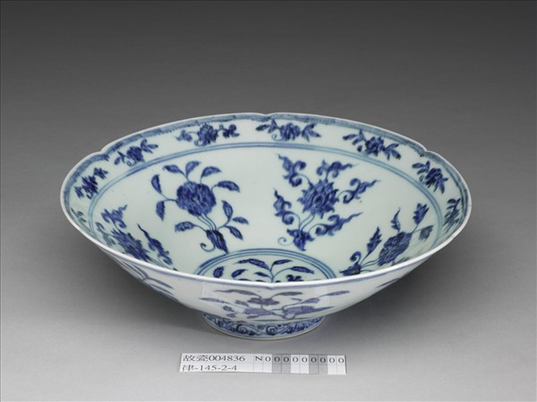 青花花果紋葵口碗