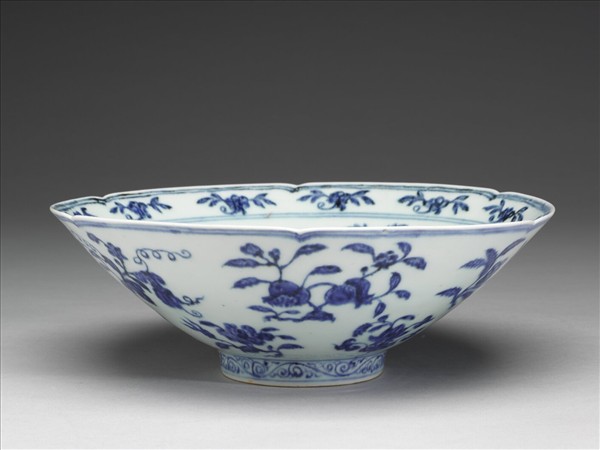 青花花果紋葵口碗