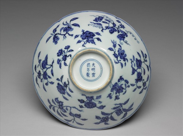 青花花果紋葵口碗