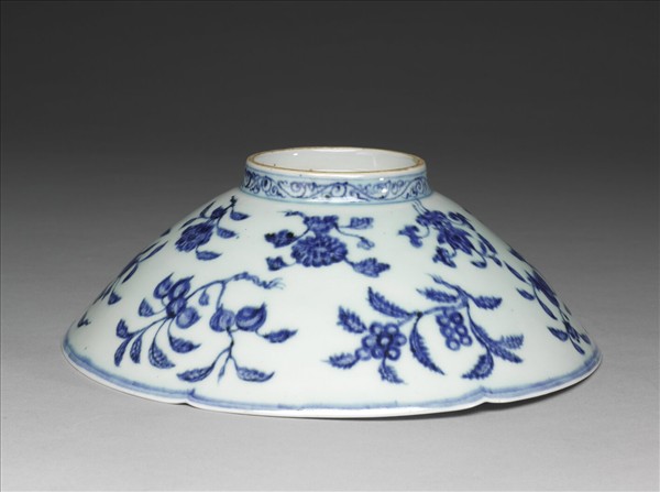 青花花果紋葵口碗