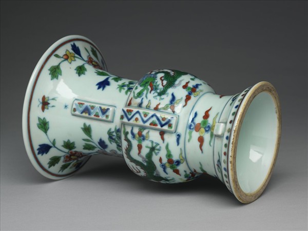 鬥彩花卉龍紋尊