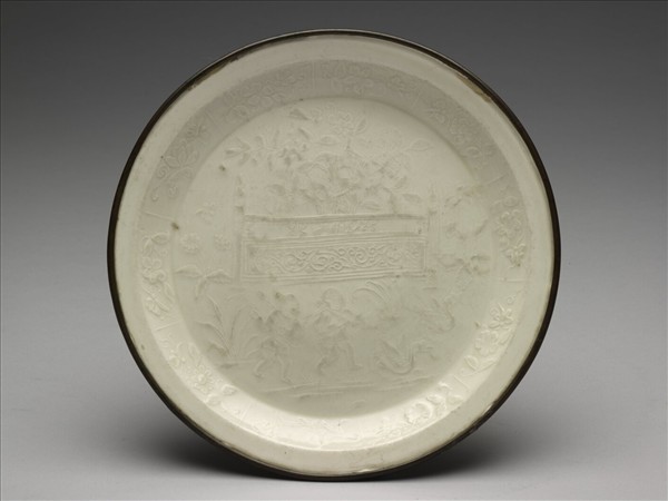 定窯 白瓷印花嬰戲圖折沿盤