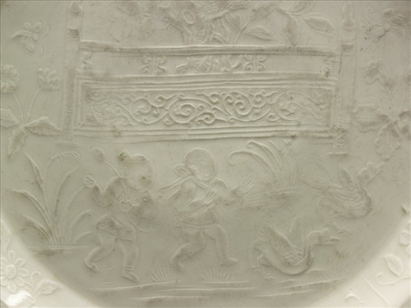 定窯 白瓷印花嬰戲圖折沿盤