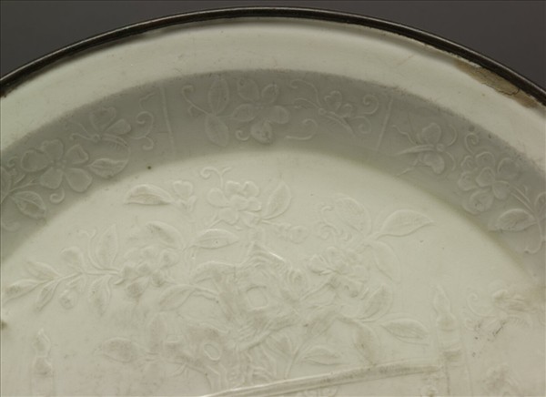 定窯 白瓷印花嬰戲圖折沿盤