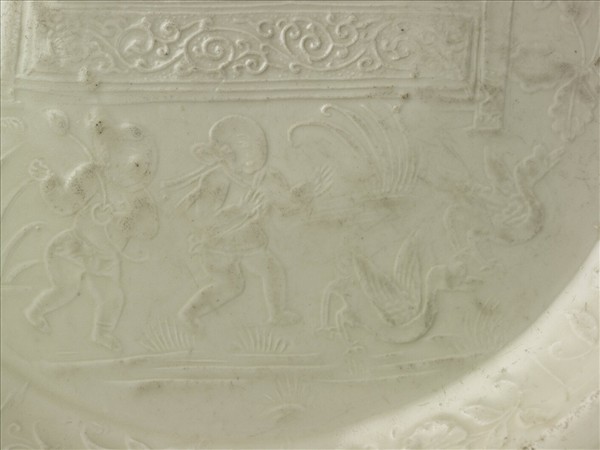 定窯 白瓷印花嬰戲圖折沿盤