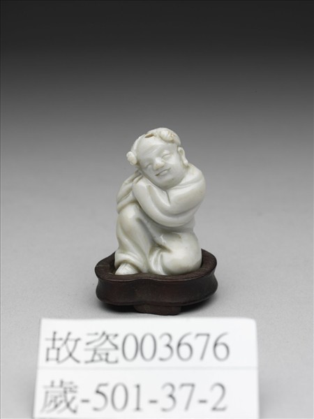 白釉孩童瓷像