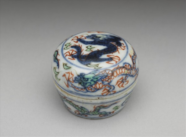 青花加彩龍紋盒