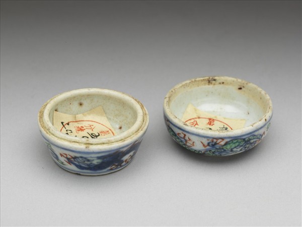 青花加彩龍紋盒