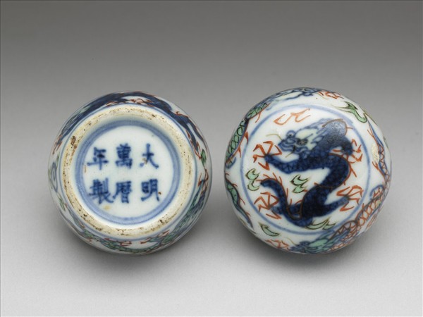 青花加彩龍紋盒