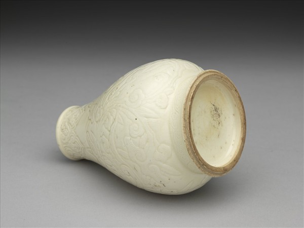 臨川窯 白釉劃花螭文靈竹瓶