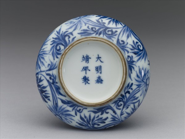 青花轉枝菊花紋長頸瓶