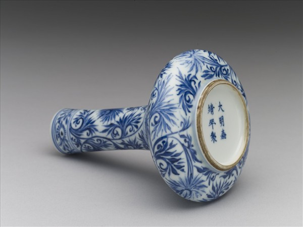 青花轉枝菊花紋長頸瓶