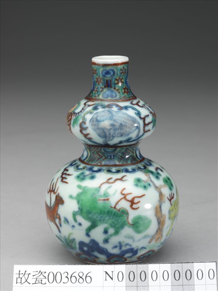 青花鬥彩瑞獸紋葫蘆瓶