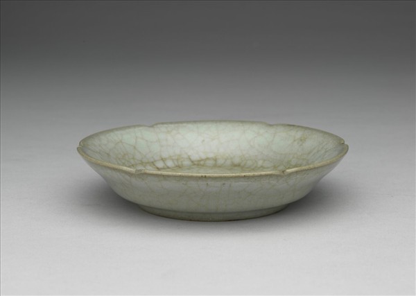 南宋官窯 青瓷葵瓣口碟