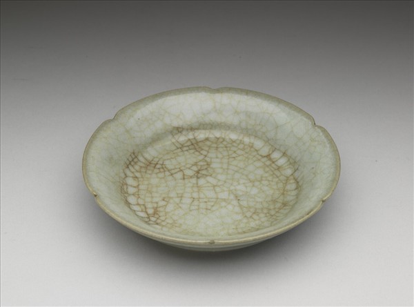 南宋官窯 青瓷葵瓣口碟