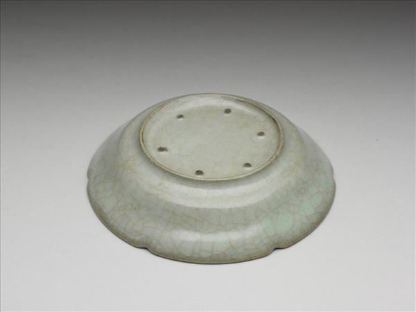 南宋官窯 青瓷葵瓣口碟