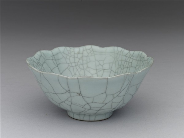 青瓷葵口碗