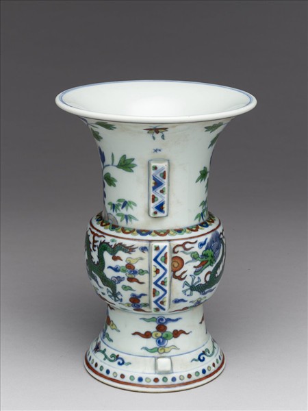 鬥彩花卉龍紋尊