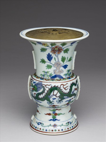 鬥彩花卉龍紋尊