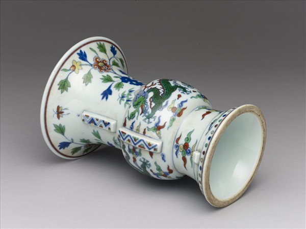 鬥彩花卉龍紋尊