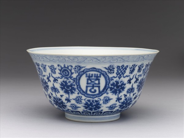 青花番蓮八寶萬壽無疆碗