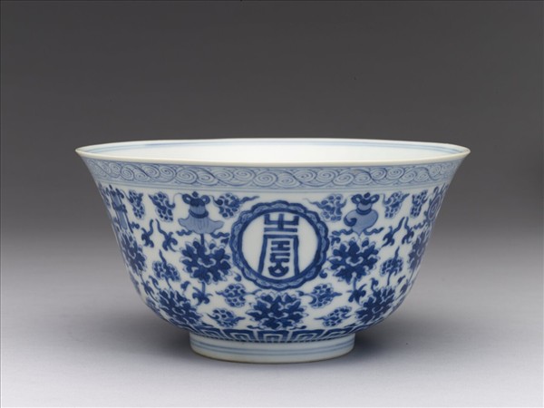 青花番蓮八寶萬壽無疆碗