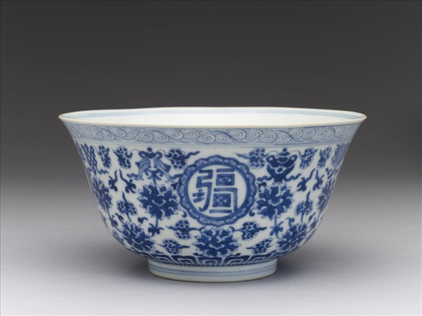 青花番蓮八寶萬壽無疆碗