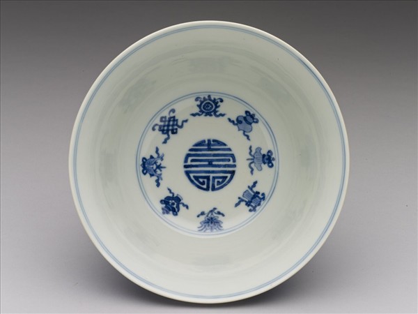 青花番蓮八寶萬壽無疆碗