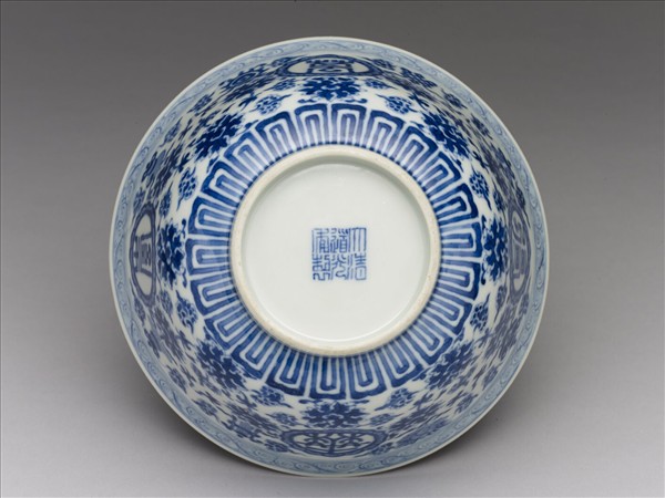 青花番蓮八寶萬壽無疆碗