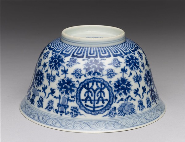 青花番蓮八寶萬壽無疆碗