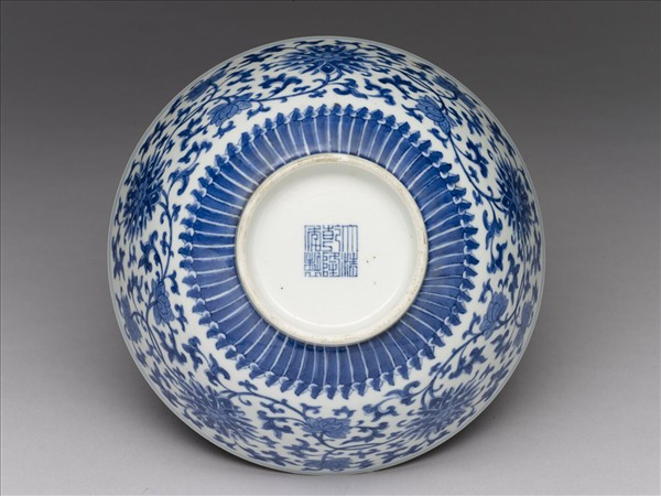 青花番蓮紋碗