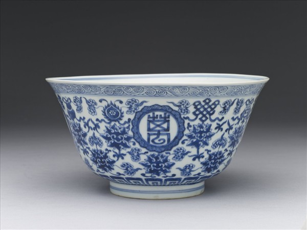青花番蓮八寶萬壽無疆碗