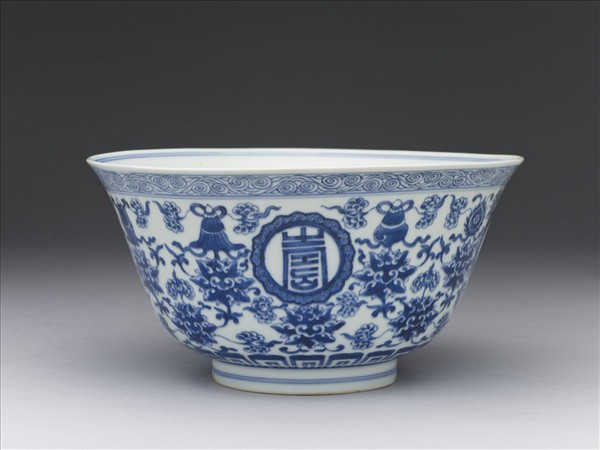 青花番蓮八寶萬壽無疆碗