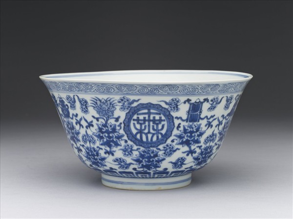 青花番蓮八寶萬壽無疆碗