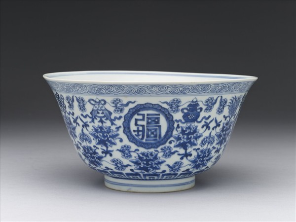 青花番蓮八寶萬壽無疆碗
