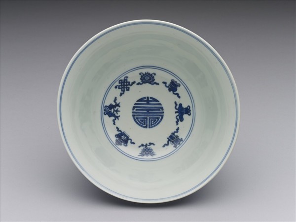 青花番蓮八寶萬壽無疆碗