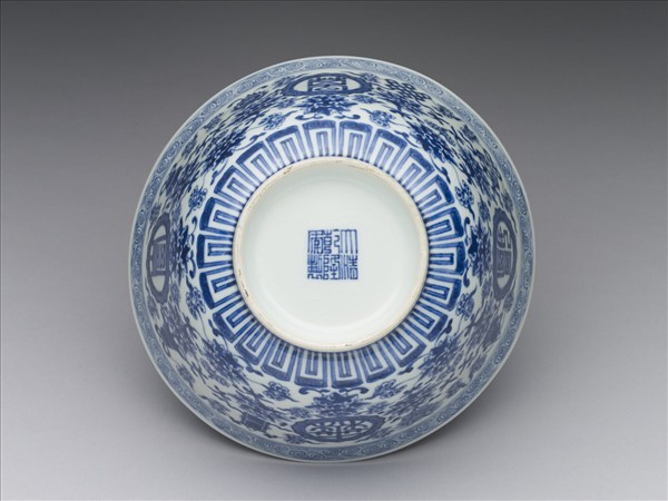 青花番蓮八寶萬壽無疆碗