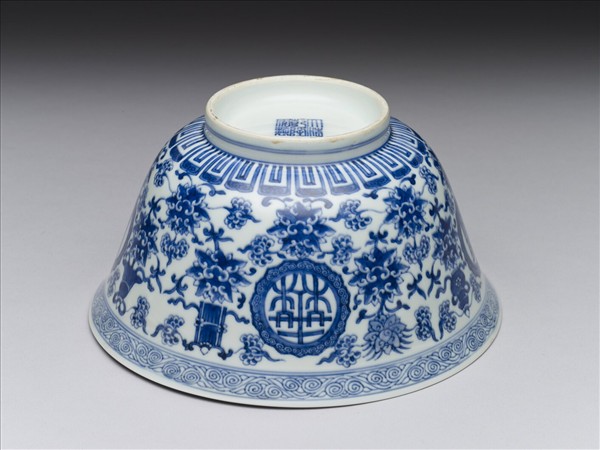 青花番蓮八寶萬壽無疆碗